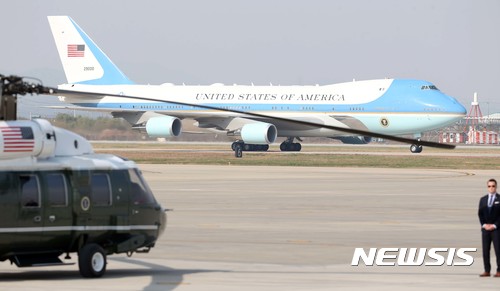 【평택=뉴시스】 사진공동취재단 = 도널드 트럼프 미국 대통령과 영부인 멜라니아 트럼프 여사를 태운 전용기 '에어포스원'이 7일 오후 경기도 평택시 주한 미 오산 공군기지에 도착하고 있다. 2017.11.07. photo@newsis.com