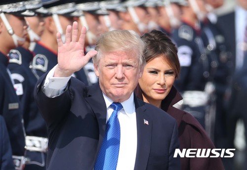 【평택=뉴시스】 사진공동취재단 = 아시아 순방길에 오른 도널드 트럼프 미국 대통령이 7일 오전 경기도 평택시 주한 미 오산 공군기지에 도착해 취재진을 향해 손을 흔들고 있다. 2017.11.07. photo@newsis.com