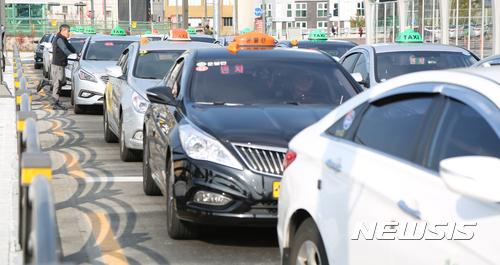 【대구=뉴시스】우종록 기자 = 택시 요금 인상을 하루 앞둔 31일 대구시 동구 신암동 동대구역 앞 택시승강장에 택시가 줄지어 있다. 2018.10.31. wjr@newsis.com