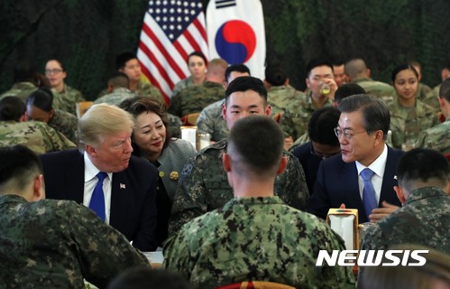 【평택=뉴시스】 문재인 대통령은 29일 오전 평택 험프리스 기지에서 열린 주한미군사령부 청사 개관식에 축하 메시지를 보내며 한미동맹의 위대한 발전을 기대한다고 밝혔다. 문 대통령의 몸살로 인한 연가로 이상철 국가안보실 제1차장이 축사를 대독했다. 사진은 문 대통령이 지난해 11월 7일 경기도 평택 캠프 험프리스에 도착한 도널드 트럼프 미국 대통령과 함께 병사식당에서 오찬을 하며 대화하는 모습이다. (사진=뉴시스 자료사진) 2018.06.29. photo1006@newsis.com