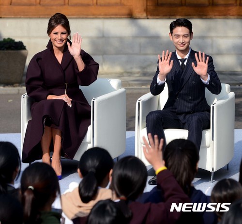 【서울=뉴시스】 사진공동취재단 = 도널드 트럼프 미국 대통령과 부인 멜라니아 트럼프 여사가 7일 미국 대통령으로 25년만의 국빈 방한한 가운데 멜라니아 여사가 서울 정동 미 대사관저에서 열린 '걸스 플레이 2' 캠페인에 참석해 그룹 샤이니 민호와 손을 흔들고 있다.&nbsp; 이번 행사는 주한미국대사관이 추진하는 캠페인으로 '2018 평창 동계올림픽대회'를 지지하는 국민적 성원을 바탕으로 여학생들의 학교 체육 활동 참여를 확대하는데 목적을 두고 있다. 2017.11.07.&nbsp; photo@newsis.com