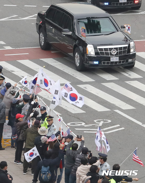 【서울=뉴시스】권현구 기자 = 1박2일간의 일정으로 한국을 찾은 도널트 트럼프 미국 대통령이 탄 차량이 7일 오후 서울 종로구 세종대로를 지나 청와대를 향하고 있다. 2017.11.07. stoweon@newsis.com