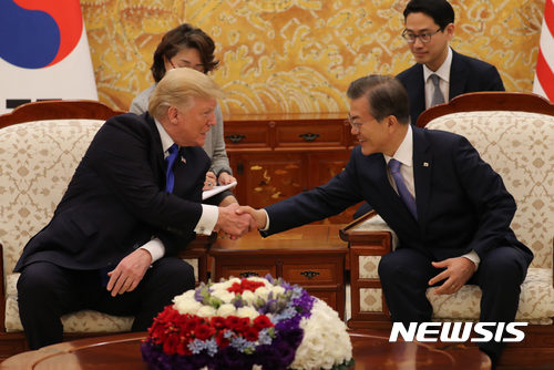 【서울=뉴시스】전진환 기자 = 문재인 대통령이 도널드 트럼프 미국 대통령과 7일 오후 청와대 접견실에서 열린 단독 정상회담에서 악수하고 있다. 2017.11.07.&nbsp;&nbsp; amin2@newsis.com 