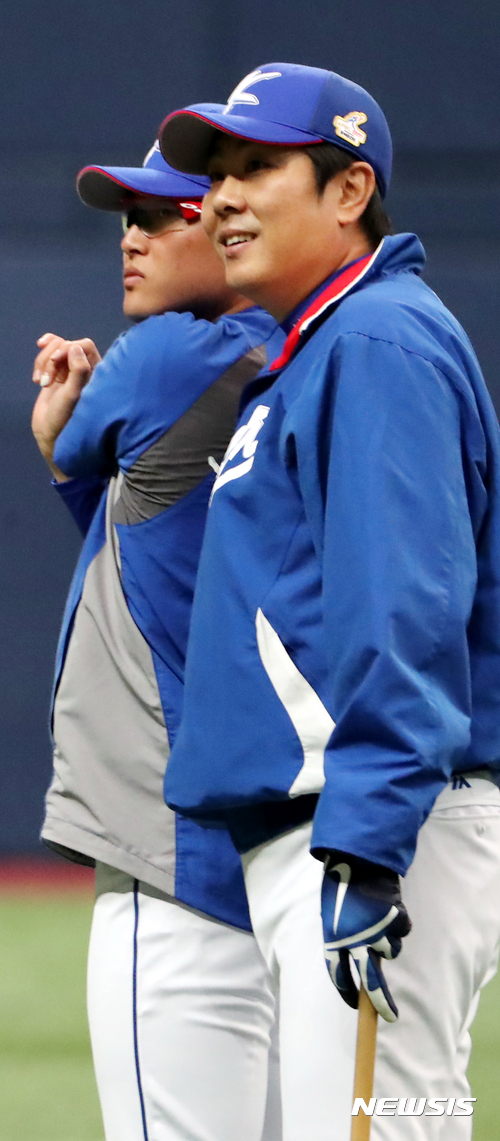 【서울=뉴시스】박주성 기자 = 야구 국가대표팀 정민철 코치가 7일 오후 서울 고척스카이돔에서 열린 '아시아 프로야구 챔피언십(APBC) 2017' 국가대표팀 공개훈련에서 박세웅과 웃으며 이야기를 나누고 있다. 2017.11.07. park7691@newsis.com