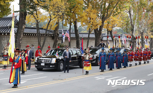 【서울=뉴시스】임태훈 기자 = 국빈방한한 도널드 트럼프 미국 대통령이 탑승한 차량이 7일 오후 의장대의 호위를 받으며 청와대에 들어서고 있다. 미국 대통령의 한국 방문은 25년 만이다. 트럼프 대통령은 청와대에서 한ㆍ미 정상회담을 갖고 환영만찬을 가진다. 2017.11.07. taehoonlim@newsis.com