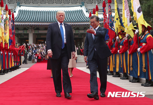【서울=뉴시스】전진환 기자 = 문재인 대통령 과 도널드 트럼프 미국 대통령이 7일 오후 청와대 공식환영식장으로 이동하고 있다. 2017.11.07.&nbsp;&nbsp;&nbsp; amin2@newsis.com 