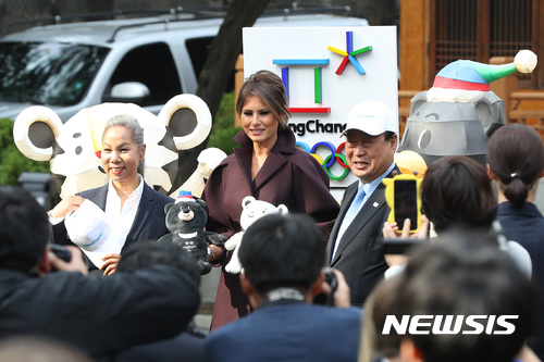 【서울=뉴시스】사진공동취재단 = 미국 트럼프 대통령의 부인 멜라니아 트럼프가 7일 서울 중구 정동 주한미국대사관 관저에서 열린 '걸스 플레이 2!' 행사에 참석해 가수 인순이, 이희범 평창올림픽 조직위원장과 기념촬영을 하고 있다. 2017.11.07. photo@newsis.com