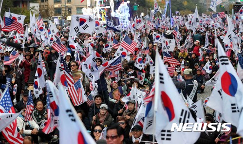 【서울=뉴시스】고범준 기자 = 도널드 트럼프 미국 대통령이 방한한 7일 오후 서울 중구 청계광장 앞에서 보수단체 회원들이 태극기와 성조기를 들고 트럼프 대통령 환영 대회를 진행하고 있다. 2017.11.07. bjko@newsis.com