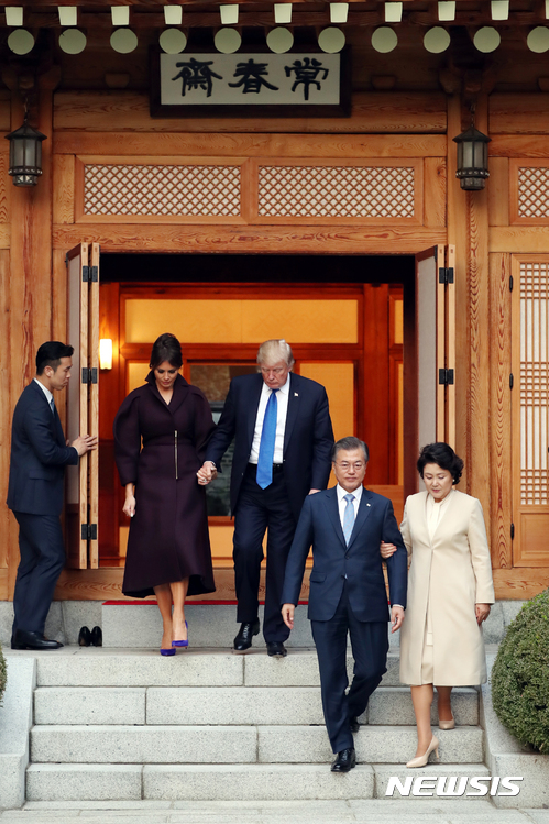 【서울=뉴시스】전신 기자 = 문재인 대통령 내외가 도널드 트럼프 미국 대통령 내외와 7일 오후 청와대 상춘재에서 환담을 마치고 나오고 있다. 2017.11.07.&nbsp; photo1006@newsis.com