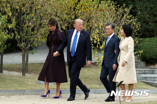 【서울=뉴시스】전신 기자 = 문재인 대통령 내외가 도널드 트럼프 미국 대통령 내외와  7일 오후 청와대 상춘재에서 환담을 마치고 본관으로 향하고 있다. 2017.11.07. photo1006@newsis.com