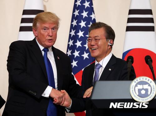 【서울=뉴시스】전진환 기자 = 문재인 대통령이 도널드 트럼프 미국 대통령과 7일 오후 청와대 충무실에서 공동 기자회견을 마치고 악수하고 있다. 2017.11.07.&nbsp; amin2@newsis.com