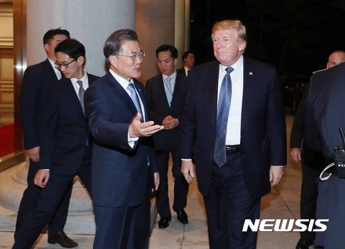 【서울=뉴시스】전신 기자 = 문재인 대통령이 7일 오후 청와대 영빈관에서 열린 국빈만찬 전 도널드 트럼프 미국 대통령을 맞이하고 있다. 2017.11.07. photo1006@newsis.com