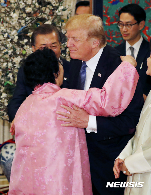 【서울=뉴시스】전신 기자 = 도널드 트럼프 미 대통령이 7일 오후 청와대 영빈관에서 열린 국빈만찬 전 일본군 위안부 피해자인 이용수 할머니와 포옹하고 있다. 2017.11.07. photo1006@newsis.com