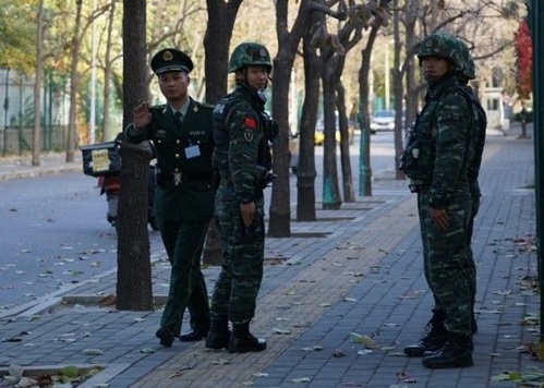 7일 트럼프 대통령의 숙소로 예상되는 베이징 세인트레지스호텔 인근에서 무장 경찰까지 동원해 당국이 경비를 강화하고 있는 모습. 