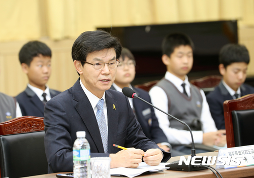 【제주=뉴시스】지난 2일 제주도청에서 열린 제주도-제주교육청 교육행정협의회에서 이석문 제주교육감이 제주 고교무상교육 전면실시 등 현안을 설명하고 있다. (사진=제주특별자치도 제공) 