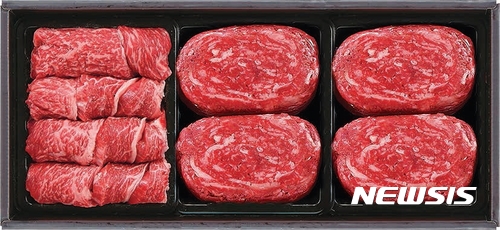  【고창=뉴시스】김종효 기자 = 8일 전북 고창군은 민선 6기 공약사업으로 '한우 명품화 사업'을 추진해 온 결과 도널드 트럼프 미국 대통령에 대한 청와대 국빈만찬 메뉴로 '고창한우'가 상에 오르 등 추진성과가 단적으로 나타났다고 밝혔다. 사진은 시중에서 판매되는 한우선물세트의 모습(기사 내용과 관계없음). 2017.11.08. (사진 = 뉴시스 DB) photo@newsis.com 
