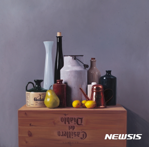 【서울=뉴시스】구자승, 와인박스위의 정물 , Oil on canvas,&nbsp; 72x72cm, 2017