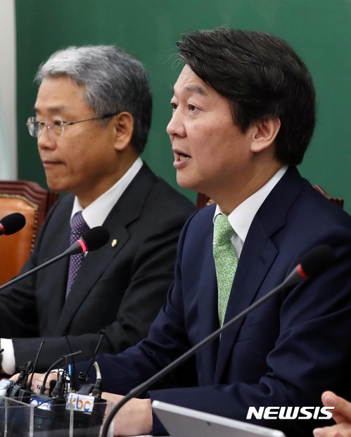 【서울=뉴시스】홍효식 기자 = 국민의당 안철수(오른쪽) 대표가 8일 오전 서울 여의도 국회에서 열린 제26차 최고위원회의에 참석해 발언하고 있다. 2017.11.08. yesphoto@newsis.com