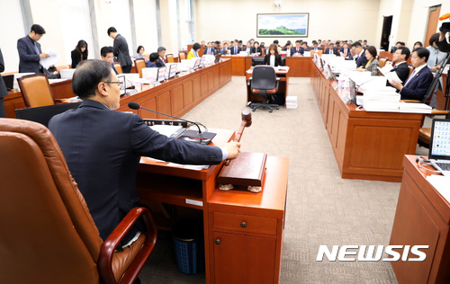 【서울=뉴시스】이영환 기자 = 8일 오전 서울 여의도 국회 환경노동위원회 회의실에서 열린 전체회의에 참석한 홍영표 위원장이 개회를 선언하고 있다. 이날 전체회의에서 환경부, 고용노동부, 기상청 소관 2018년도 예산안 등이 논의됐다. 2017.11.08. 20hwan@newsis.com