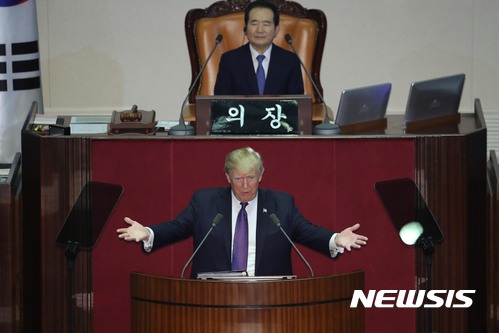 【서울=뉴시스】국회사진기자단 = 도널드 트럼프 미국 대통령이 8일 오전 서울 여의도 국회 본회의장에서 연설을 하고 있다. 2017.11.08. photo@newsis.com