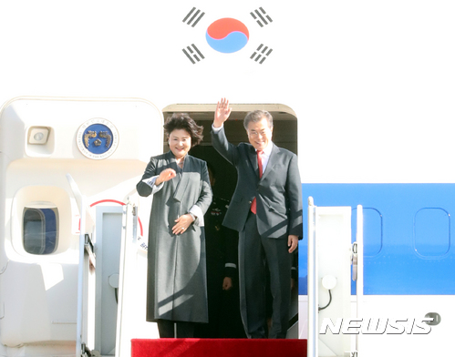 【성남=뉴시스】전진환 기자 = 동남아 순방에 나서는 문재인 대통령이 부인 김정숙 여사와 8일 오후 경기도 성남 서울공항에 도착해 전용기에 올라 환송인사들에게 손을 흔들고 있다. 2017.11.08.&nbsp; amin2@newsis.com