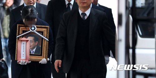 【서울=뉴시스】전신 기자 = 고(故) 변창훈 전 서울고검 검사 발인식이 지난해 11월8일 서울 서초구 가톨릭대학교서울성모병원 장례식장에서 진행되고 있다. 2017.11.08. photo1006@newsis.com