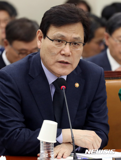 【서울=뉴시스】이영환 기자 = 8일 오후 서울 여의도 국회 정무위원회 회의실에서 열린 전체회의에 참석한 최종구 금융위원장이 의원들의 질의에 답하고 있다. 2017.11.08. 20hwan@newsis.com