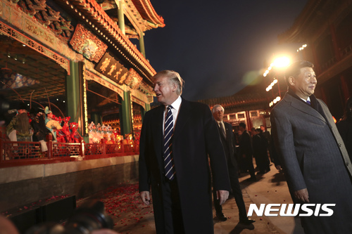 【베이징=신화/뉴시스】 ﻿﻿도널드 트럼프 미국 대통령이 이달 말 예정된 중국 방문 기간 동안 수도 베이징 외 다른 도시를 방문하지 않을 것으로 알려졌다. 촉박한 일정과 보안 우려가 주요 이유로 지목된다. 사진은 트럼프 대통령이 2017년 11월 중국을 방문했을 당시 모습. 2026.03.10