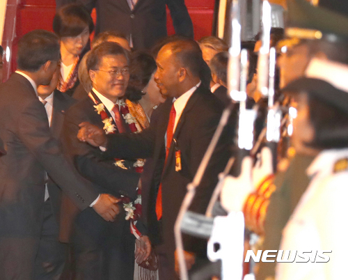 【자카르타(인도네시아)=뉴시스】전진환 기자 = 문재인 대통령이 부인 김정숙 여사와 8일 오후(현지시간) 인도네시아 수카르노 하타 국제공항에 도착해 영접인사들과 악수하고 있다. 2017.11.08.&nbsp; amin2@newsis.com