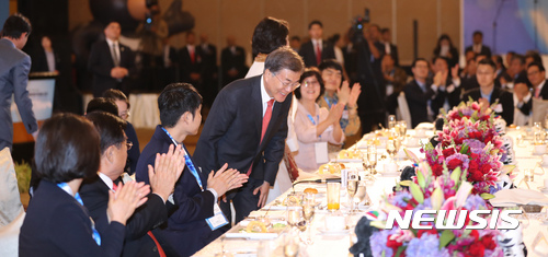 【자카르타(인도네시아)=뉴시스】전진환 기자 = 문재인 대통령이 8일 오후(현지시간) 인도네시아 자카르타 물리아 호텔에서 열린 동포만찬간담회에서 참석자들을 향해 인사를 하고 있다. 2017.11.08.&nbsp; amin2@newsis.com