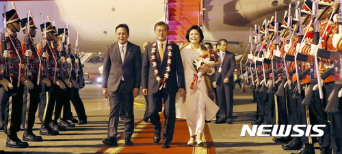 【자카르타(인도네시아)=뉴시스】전진환 기자 = 문재인 대통령과 부인 김정숙 여사가 8일 오후(현지시간) 인도네시아 수카르노 하타 국제공항에 도착해 차량으로 향하고 있다. 2017.11.08.&nbsp; amin2@newsis.com