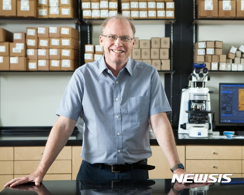 【울산=뉴시스】구미현 기자 = UNIST는 기초과학연구원(IBS) 다차원 탄소재료 연구단장 로드니 루오프 특훈교수가 미국물리학회(American Physical Society, APS)의 제임스맥그로디상(James C. McGroddy Prize for New Materials) 수상자로 선정됐다고 9일 밝혔다. 2017.11.09. (사진=UNIST 제공)photo@newsis.com