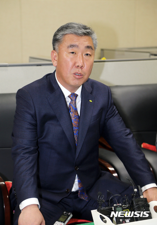 【청주=뉴시스】천영준 기자 = 충북 청주시는 9일 대법원에서 원심이 확정돼 이승훈 시장이 물러남에 따라 이범석 청주시장 권한대행 체제로 운영된다고 밝혔다. 사진은 이 권한대행이 시청 기자실에서 기자회견을 하는 모습. 2017.11.9. (사진=청주시 제공) photo@newsis.com