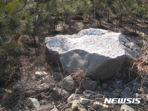 【고성(경남)=뉴시스】신정철 기자 = 경남 고성군은 고성문화원 향토사연구소(소장 이인성)와 합동으로 오는 13일부터 17일까지 고성군 일원에 고인돌(지석묘) 실태조사를 실시한다고 9일 밝혔다.  고성군에 따르면 청동기 시대의 대표적인 무덤양식인 고인돌(지석묘)은 고성군 내 학림리 지석묘, 오방리 지석묘 등 경상남도 지정문화재 3개소 18기와 비지정문화재 55개소 118기가 있다.사진은 오방리 지석묘 모습이다. 2017.11.09.(사진=고성군 제공)  photo@newsis.com