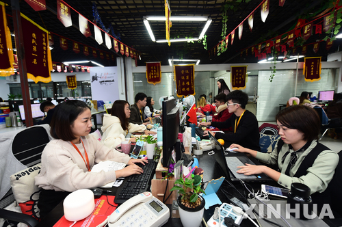 【이우 =신화/뉴시스】중국판 '블랙프라이데이' 쇼핑행사인 11월 11일 광군제를 앞두고 8일 저장성 이우에 있는 한 인터넷 쇼핑몰 회사 직원들이 주문을 받고 있다. 2017.11.09