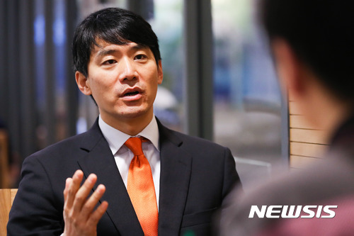  【서울=뉴시스】김선웅 기자 = 봉영식 연세대학교 통일연구원 전문위원(박사)이 7일 서울 서대문구 연세대학교에서 뉴시스와 인터뷰를 하고 있다. 2017.11.11. mangusta@newsis.com