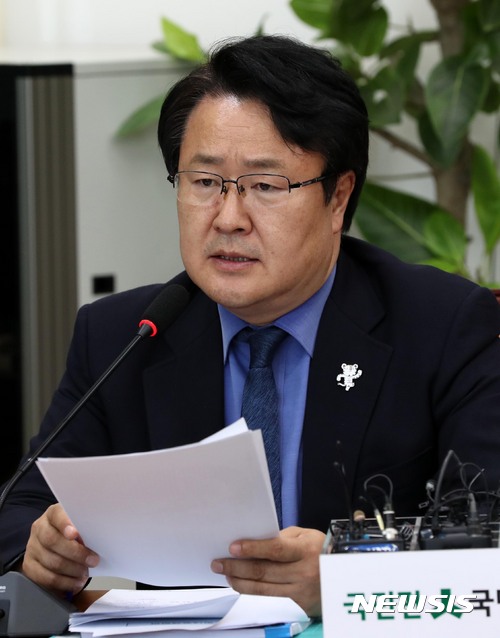 【서울=뉴시스】홍효식 기자 = 국민의당 송기석 의원이 9일 오전 서울 여의도 국회에서 열린 제53차 원내정책회의에 참석해 언론중재위원회 관련 모두발언을 하고 있다. 2017.11.09. yesphoto@newsis.com