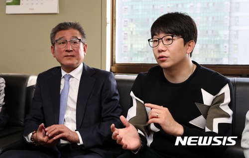 【서울=뉴시스】고범준 기자 = 2017 한국시리즈 우승을 차지한 기아 타이거즈 김기태 감독, 양현종 선수가 9일 오전 서울 중구 뉴시스 본사를 방문해 남문현 뉴시스 편집국장과 대화를 나누고 있다. 2017.11.09. bjko@newsis.com