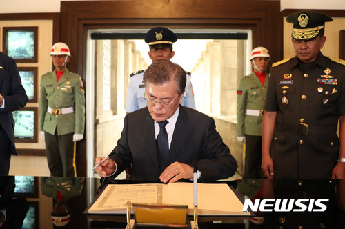 【자카르타(인도네시아)=뉴시스】전진환 기자 = 문재인 대통령이 9일 오전(현지시간) 인도네시아 자카르타 칼리바타 영웅묘지를 찾아 방명록을 작성하고 있다. 2017.11.09.&nbsp; amin2@newsis.com