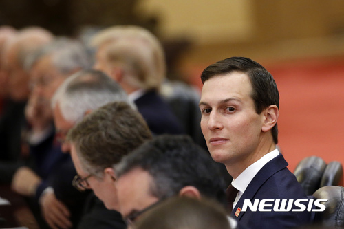 【 베이징=AP/뉴시스】도널드 트럼프 미국 대통령의 사위인 재러드 쿠슈너 선임고문이 9일 중국 베이징 인민대회당에서 열린 미중 정상회담에 참석하고 있다. 2017.11.09