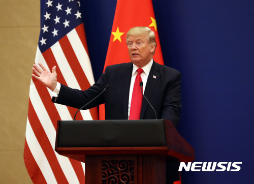 【베이징=AP/뉴시스】도널드 트럼프 미국대통령이 경제 활성화를 위한 세제개혁을 서두르고 있는 가운데 미국 상원이 법인세 인하를 2018년부터가 아닌 2019년부터 적용키로 결정했다. 반면 하원은 당장 내년부터 법인세 인하를 하자는 입장이어서 이를 조율하는 데 큰 진통이 예상된다. 트럼프 대통령이 9일 베이징 인민대회당에서 열린 미중 기업들 간의 협약식에 참석해 발언하고 있다. 2017.11.09