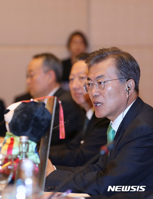 【자카르타(인도네시아)=뉴시스】전진환 기자 = 문재인 대통령이 9일(현지시각) 자카르타 리츠칼튼호텔에서 열린 한-인도네시아 비즈니스 라운드테이블에 참석해 모두발언을 하고 있다. 2017.11.09.&nbsp;&nbsp; amin2@newsis.com 