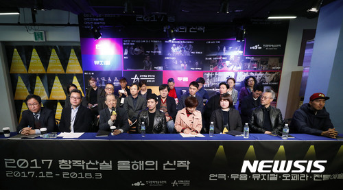 【서울=뉴시스】최동준 기자 = 9일 서울 종로구 대학로예술극장에서 열린 한국문화예술위원회의 창작공연 지원 사업인 '2017 공연예술 창작산실 올해의 신작' 기자 간담회에서 오태석 연출가가 작품 소개를 하고 있다.창작산실에 선정된 이번 작품들은 12월 8일을 시작으로 108일간의 대장정을 거쳐 2018년 3월 25일 연극 '모래시계'까지 공연된다.2008년 시작해 올해로 10년을 맞이한 '공연예술 창작산실'은 대본 및 기획단계부터 무대화에 대한 쇼케이스 심사를 거쳐 본 공연을 최종 선정하여 선보이는 한국문화예술위원회의 지원 사업이다. 2017.11.09. photocdj@newsis.com