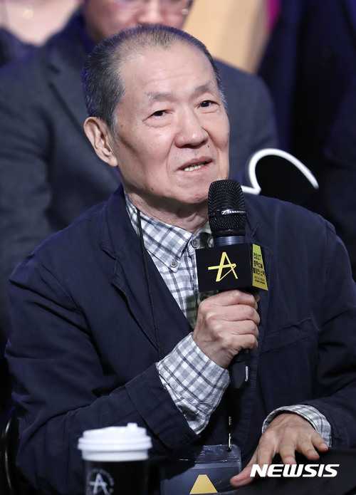 【서울=뉴시스】최동준 기자 = 9일 서울 종로구 대학로예술극장에서 열린 한국문화예술위원회의 창작공연 지원 사업인 '2017 공연예술 창작산실 올해의 신작' 기자 간담회에서 오태석 연출가가 작품 소개를 하고 있다.창작산실에 선정된 이번 작품들은 12월 8일을 시작으로 108일간의 대장정을 거쳐 2018년 3월 25일 연극 '모래시계'까지 공연된다.2008년 시작해 올해로 10년을 맞이한 '공연예술 창작산실'은 대본 및 기획단계부터 무대화에 대한 쇼케이스 심사를 거쳐 본 공연을 최종 선정하여 선보이는 한국문화예술위원회의 지원 사업이다. 2017.11.09. photocdj@newsis.com