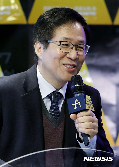 【서울=뉴시스】최동준 기자 = 9일 서울 종로구 대학로예술극장에서 열린 한국문화예술위원회의 창작공연 지원 사업인 '2017 공연예술 창작산실 올해의 신작' 기자 간담회에서 양효석 한국문화예술위원회 본부장이 신작 소개를 하고 있다.창작산실에 선정된 이번 작품들은 12월 8일을 시작으로 108일간의 대장정을 거쳐 2018년 3월 25일 연극 '모래시계'까지 공연된다.2008년 시작해 올해로 10년을 맞이한 '공연예술 창작산실'은 대본 및 기획단계부터 무대화에 대한 쇼케이스 심사를 거쳐 본 공연을 최종 선정하여 선보이는 한국문화예술위원회의 지원 사업이다. 2017.11.09. photocdj@newsis.com