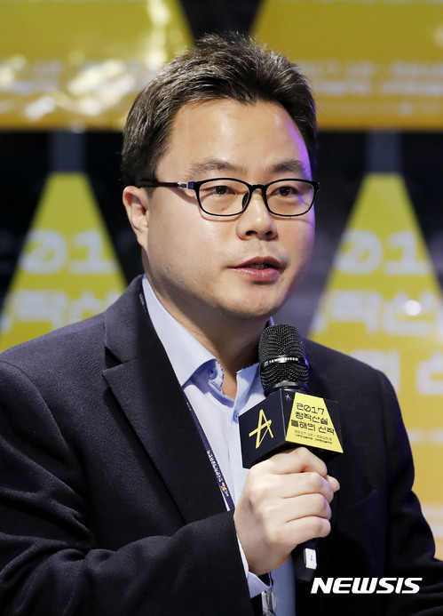 【서울=뉴시스】최동준 기자 = 9일 서울 종로구 대학로예술극장에서 열린 한국문화예술위원회의 창작공연 지원 사업인 '2017 공연예술 창작산실 올해의 신작' 기자 간담회에서 차민태 한국문화예술위원회 공연지원부 부장이 신작 소개를 하고 있다.창작산실에 선정된 이번 작품들은 12월 8일을 시작으로 108일간의 대장정을 거쳐 2018년 3월 25일 연극 '모래시계'까지 공연된다.2008년 시작해 올해로 10년을 맞이한 '공연예술 창작산실'은 대본 및 기획단계부터 무대화에 대한 쇼케이스 심사를 거쳐 본 공연을 최종 선정하여 선보이는 한국문화예술위원회의 지원 사업이다. 2017.11.09. photocdj@newsis.com