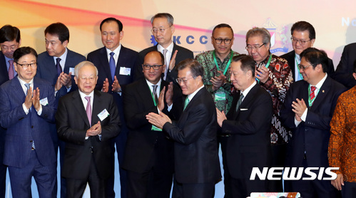 【자카르타(인도네시아)=뉴시스】전진환 기자 = 문재인 대통령이 9일(현지시간) 자카르타 리츠칼튼호텔에서 열린 한-인도네시아 비즈니스 라운드테이블에 참석해 양국 관계장관, CEO와 기념촬영 후 박수치고있다. 2017.11.09.&nbsp; amin2@newsis.com