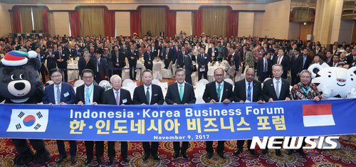 【자카르타(인도네시아)=뉴시스】전진환 기자 = 문재인 대통령이 9일 오후(현지시각) 자카르타 리츠칼튼호텔에서 열린 한-인도네시아 비즈니스 포럼에 참석해 참석자들과 기념촬영을 하고 있다. 2017.11.09.&nbsp; amin2@newsis.com