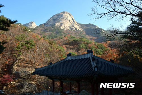 【서울=뉴시스】&nbsp; 서울의 기온이 영상 3도까지 떨어져 쌀쌀한 날씨를 보인 9일 아침 북한산 중성문에서 본 노적봉(오른쪽)과 백운대 아래로 만추의 마지막 단풍이 붉게 물들어 한 폭 동양화를 보는 것 같다.&nbsp;&nbsp; 2017.11.09.&nbsp; (사진=이형기 알피니스트 제공)&nbsp; hipth@newsis.com