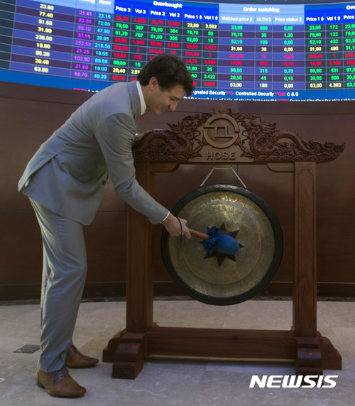 [호치민=AP/뉴시스] 쥐스탱 트뤼도 캐나다 총리가 앞서 베트남 호치민에 있는 증권거래소를 방문해 징을 치고 있다. 자료사진. 2025.06.20